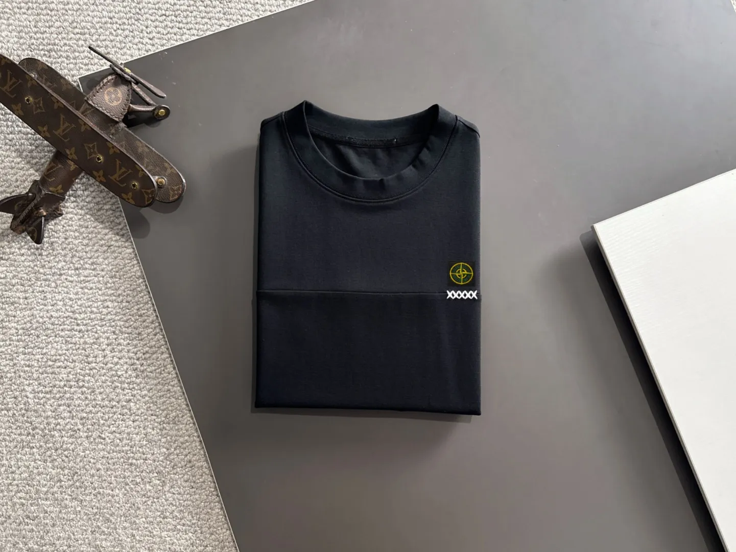 🅿️330 shipped next day. High version Stone Island/Stone Island 25ss spring and summer new high-definition T-shirt. Made with machines imported from Italy. It is truly the most luxurious and high-quality. It is a style that you can wear with your eyes closed. Combed and heavyweight fabrics. High-strength and heavy-weight fabrics feel full of weight when weighed. The upper body is also more textured than ordinary T-shirts and is not easy to deform. This texture can cope with the weather. It is sweat-absorbent and breathable, suitable for both hot and cold conditions! Perfectly produced with reference to the original stitch and stitch! The loose fit design is super noble. Custom-woven signature ribbed collar, cuffs, and hem. Really rare and rare goods Size: M-XXXL